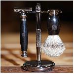 Pr�miov� d�rkov� sada TITAN � holic� strojek, �t�tka a stoj�nek s cestovn�m pouzdrem